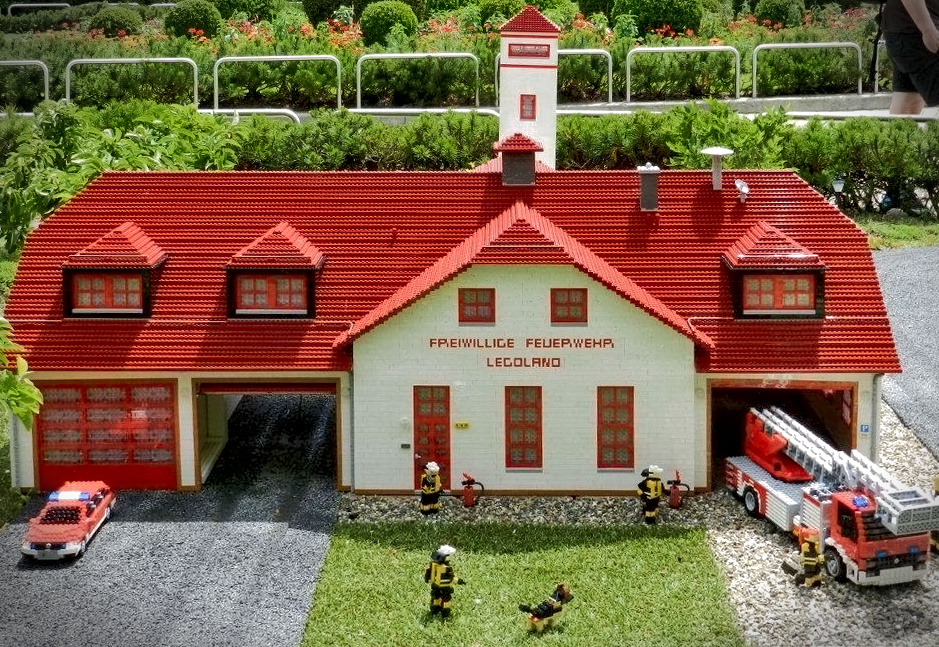 Feuerwehrwache aus Lego, Frontansicht