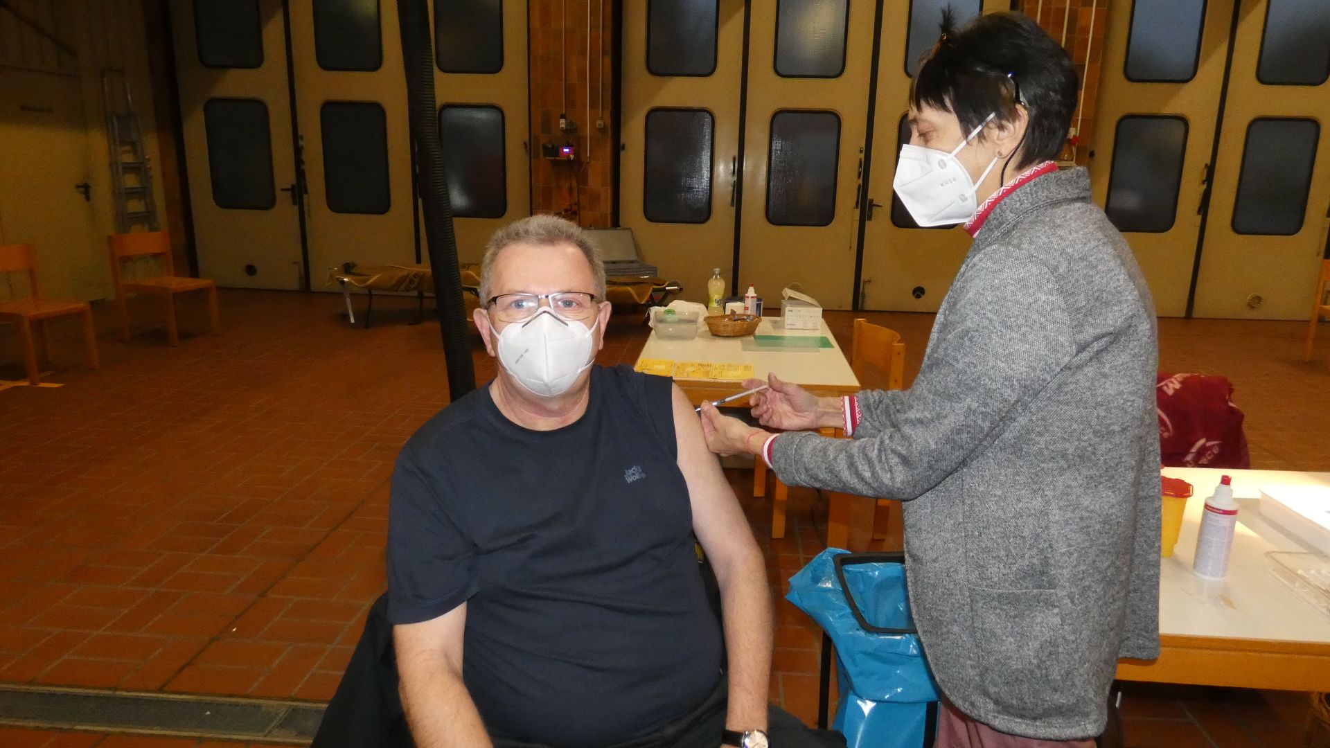 Kreisbrandrat Ralf Dressel ließ sich zum dritten Mal mit Moderna impfen und betont die Wichtigkeit der Booster-Impfung.