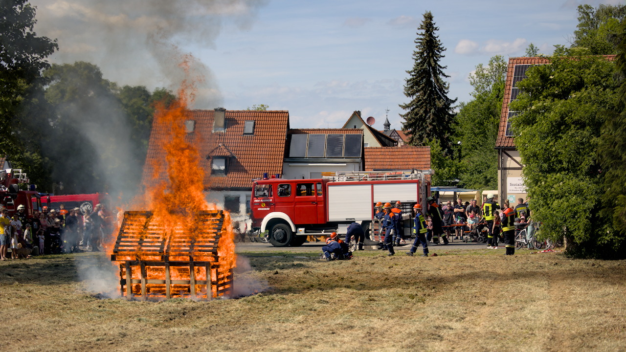 Die Jugendfeuerwehr rückt an, um das brennende Holzhaus zu löschen